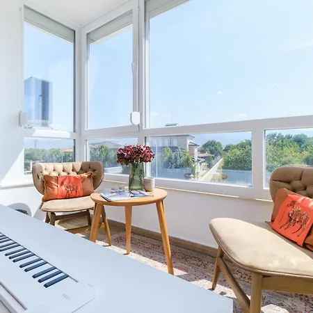 Serene Luxe Oasis Retreat On The Outskirts By Flat Mаnager *