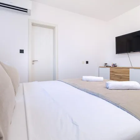 Serene Luxe Oasis Retreat On The Outskirts By Flat Mаnager *